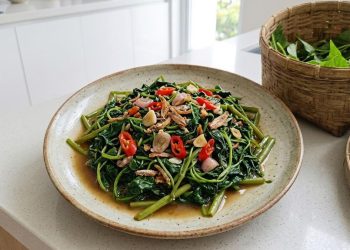 Tumis Daun Ubi Sederhana dengan Bawang dan Cabai Enak Disajikan dengan Nasi Hangat