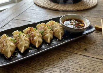 Resep Gyoza Isi Ayam dan Sayuran yang Gurih untuk Camilan Enak